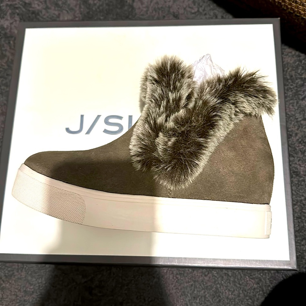 Hello cutest wedge furry booties ever